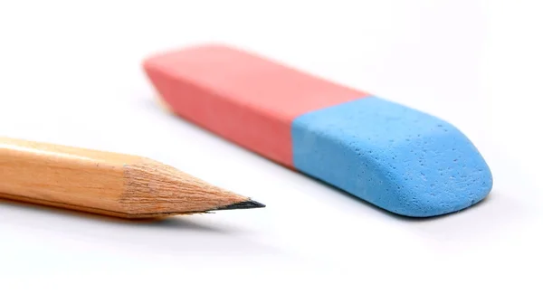 Radiergummi und Bleistift auf weißem Hintergrund. — Stockfoto