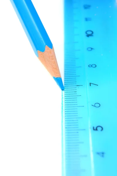 Lápis e régua sobre um fundo branco. — Fotografia de Stock