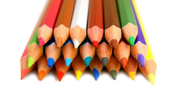Crayons de couleur sur fond blanc . — Photo