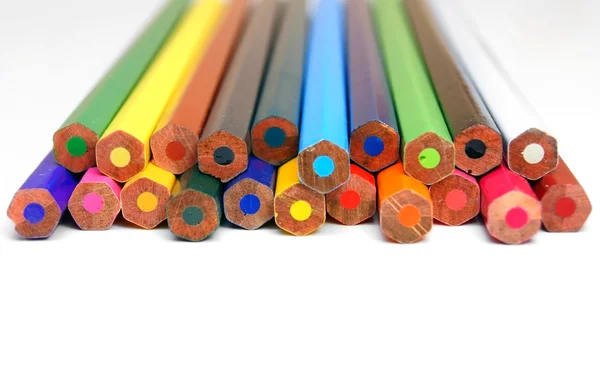 Kleur potloden op een witte achtergrond. — Stockfoto