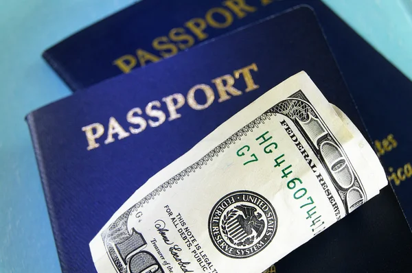 Készpénz és amerikai útlevéllel — Stock Fotó