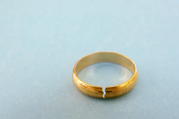 Wedding ring with a crack in it — Stock Photo, Image