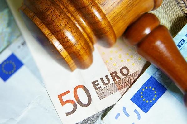 Hamer en euro biljetten — Stockfoto