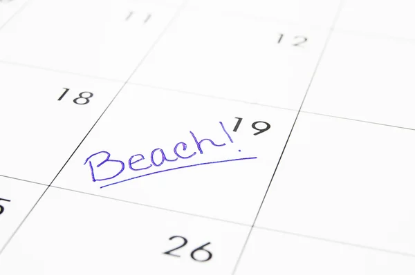 Fechar de um calendário com texto de Praia — Fotografia de Stock