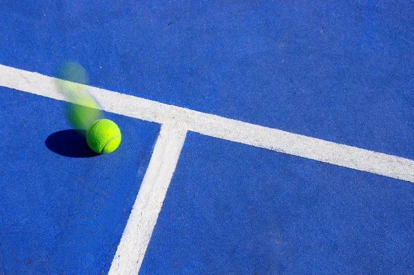 Movimento de bola de tênis — Fotografia de Stock