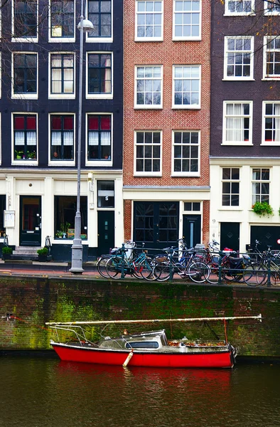 Punainen vene Amsterdamissa, Alankomaiden kanavassa — kuvapankkivalokuva