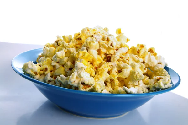 Schüssel Popcorn vor weißem Hintergrund — Stockfoto