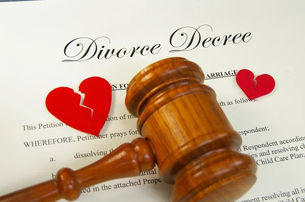 Gebrochene rote Herzen und juristischer Hammer auf Scheidungspapieren — Stockfoto