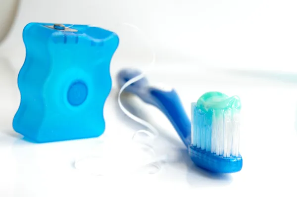 Fırça ve diş ipi — Stok fotoğraf