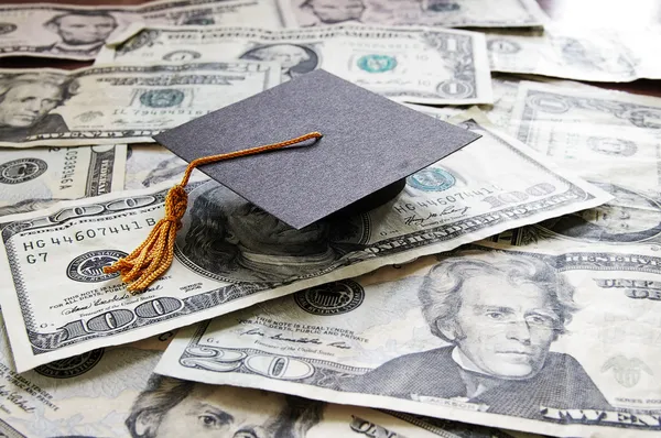 Graduation cap on cash — Stock Photo, Image