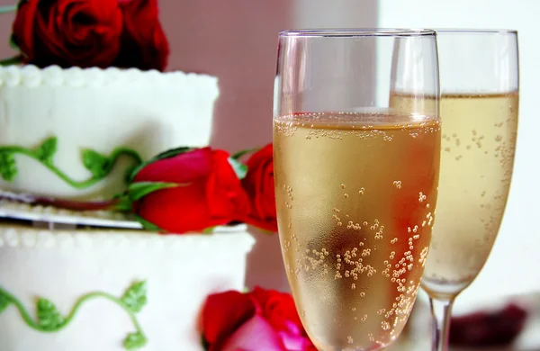 Šampaňské a víno brýle na bílém pozadí — Stock fotografie