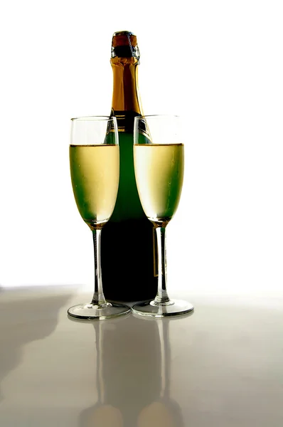 Champagne en wijn glazen op witte achtergrond — Stockfoto