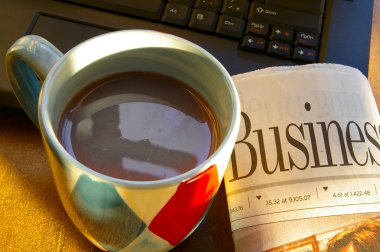 laptop ve gazete ile kahve sabah fincan