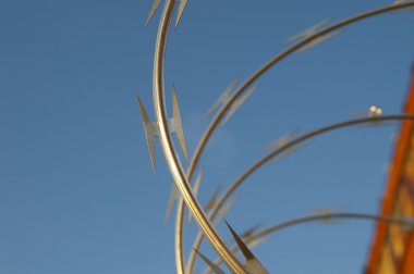 alambre de púas closeup en cielo azul