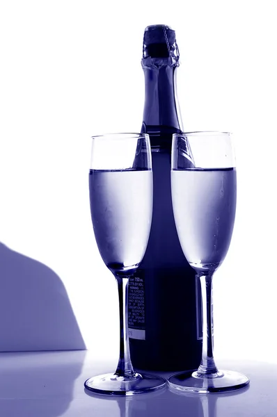 Champagner und Weingläser auf weißem Hintergrund — Stockfoto