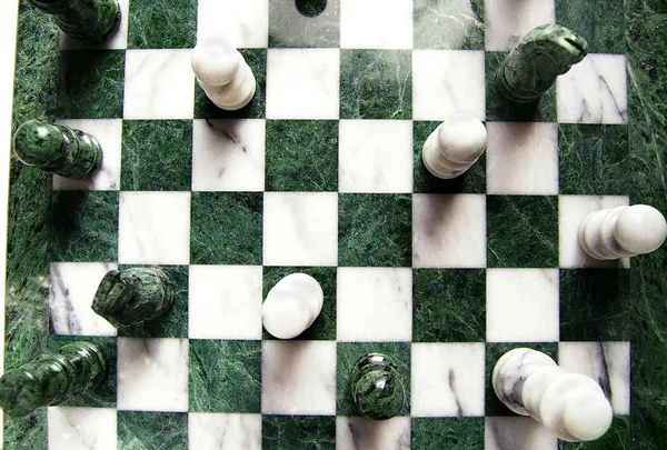 Shot van bovenaf van schaakstukken en bestuur — Stockfoto