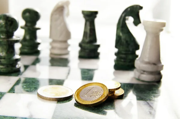 Sikke ve satranç tahtası para — Stok fotoğraf
