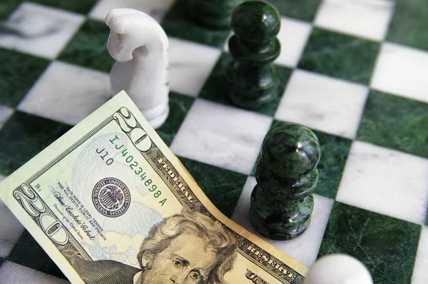 Moedas e dinheiro num tabuleiro de xadrez — Fotografia de Stock