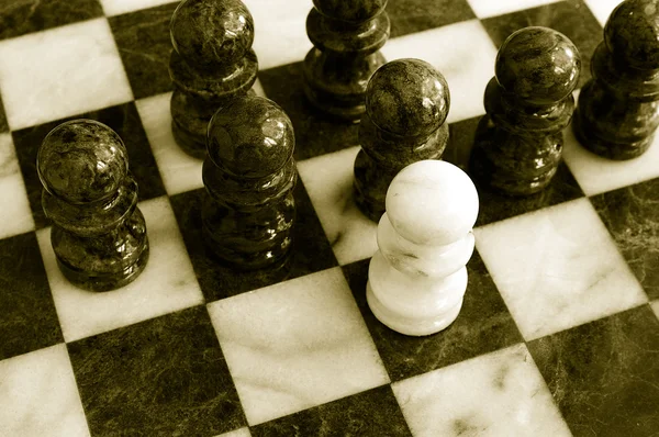 Grupo de peones de ajedrez en el tablero, uno a la cabeza —  Fotos de Stock