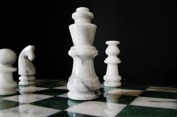 Ομάδα πιόνια σκακιού στο Διοικητικό Συμβούλιο, μία το προβάδισμα — Φωτογραφία Αρχείου