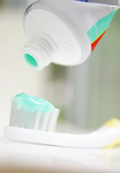Primer plano de la pasta dental en un cepillo de dientes — Foto de Stock