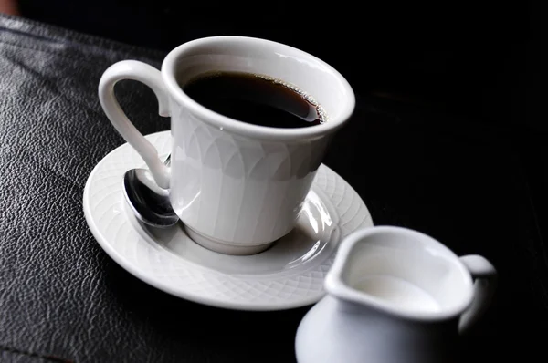 Kop warme koffie met stoom op bovenkant — Stockfoto