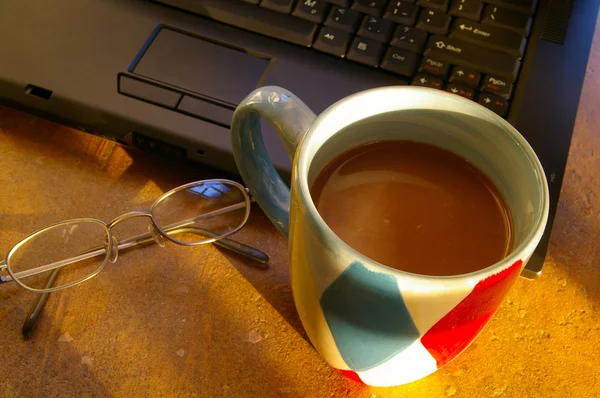 Ceașcă de cafea fierbinte cu abur deasupra — Fotografie, imagine de stoc