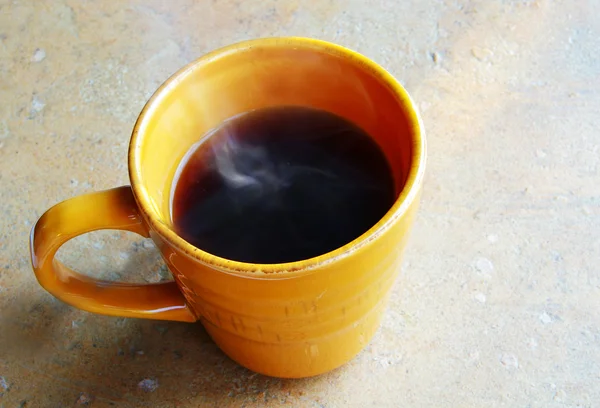Kubek gorącej kawy z non steam na górze — Zdjęcie stockowe