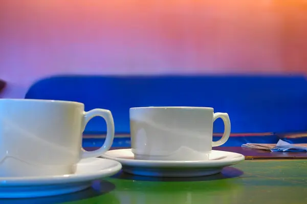 Чашки кофе в ярко окрашенном кафе — стоковое фото