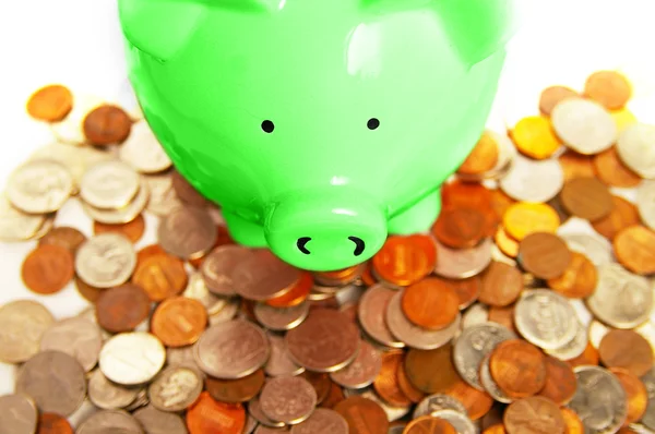 Piggy bank en diverse munten, uit bovenstaande — Stockfoto