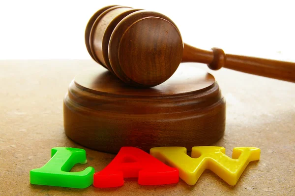 Δικαστήριο σφυρί με χρωματιστό παιχνίδι γράμματα δίκαιο — Φωτογραφία Αρχείου
