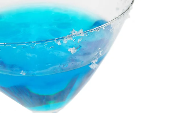 Gelas martini dengan kristal es di pinggiran — Stok Foto