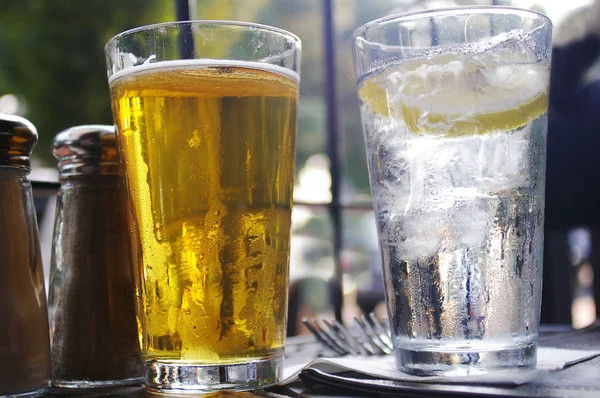 Cerveza y agua —  Fotos de Stock