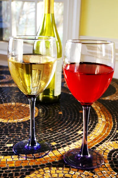 Champagne, martini e bicchieri di vino su sfondo scuro — Foto Stock