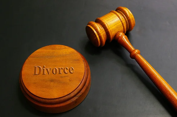 Gavel com texto de divórcio — Fotografia de Stock