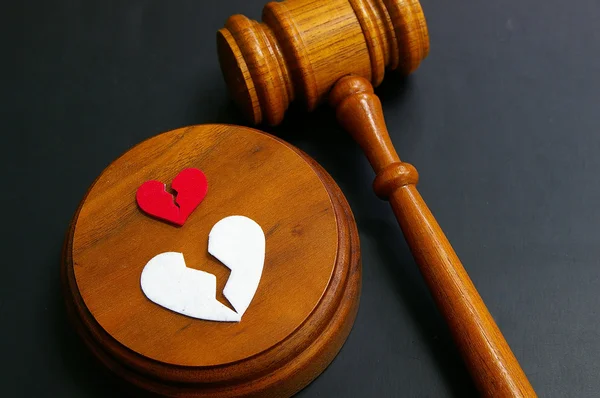 Gavel with broken hearts - divorce concept — Stock Photo, Image