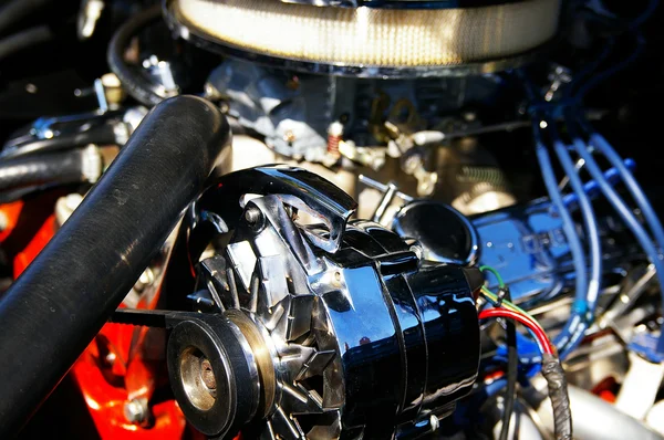 Motor clásico del coche del músculo, piezas restauradas del cromo — Foto de Stock
