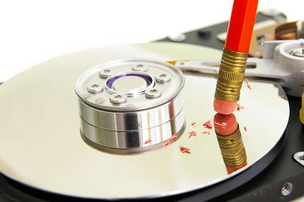 Cancellino matita cancellando su un disco rigido del computer — Foto Stock