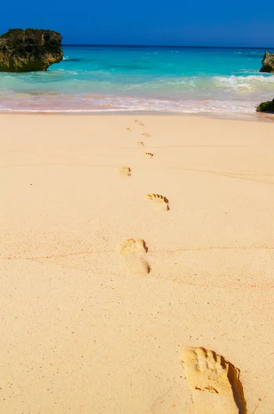 Impronte di piedi sulla sabbia della spiaggia — Foto Stock