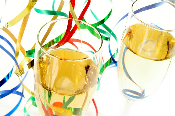 Kieliszki do szampana i wstążki na białe tło — Zdjęcie stockowe