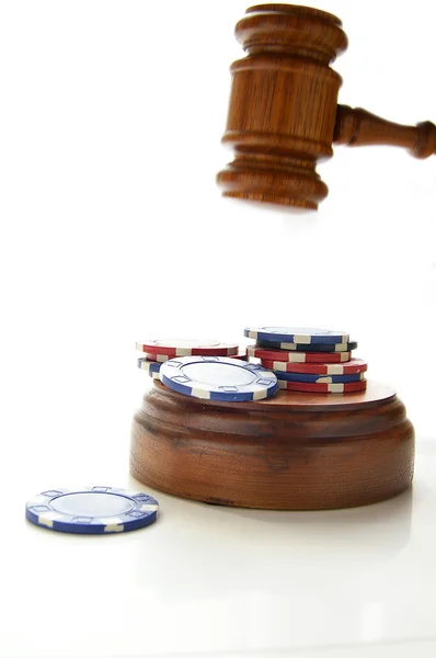 Ley martillo y fichas de póquer — Foto de Stock