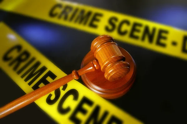 木槌和警察犯罪现场磁带 — 图库照片