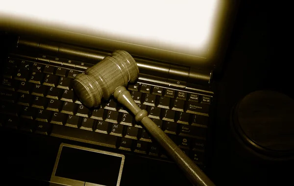 Gavel on a laptop computer — Stock Photo, Image