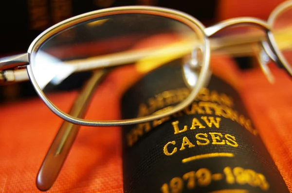 Livro de Direito e óculos — Fotografia de Stock