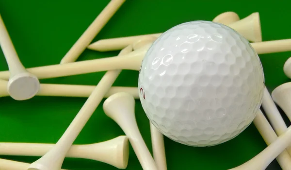 高尔夫球场球和三通四通上绿色的特写 — 图库照片