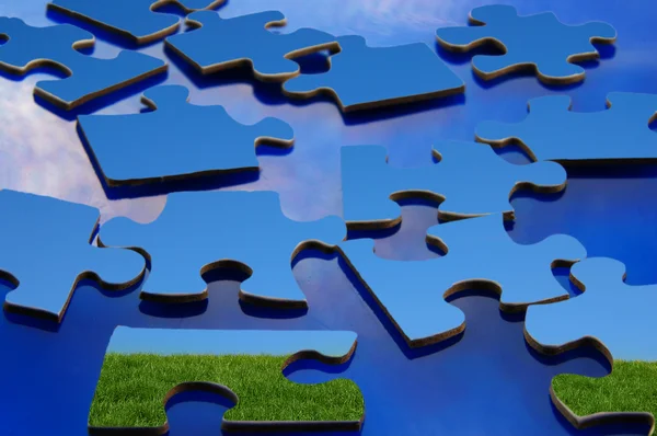 Puzzleteile aus grünem Grashügel und blauem Himmel — Stockfoto