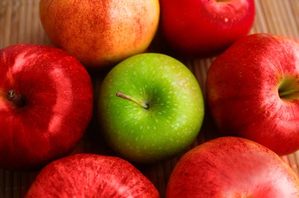 Una manzana verde entre las rojas —  Fotos de Stock
