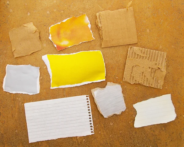 Morceaux assortis de papier déchiré sur fond grunge — Photo