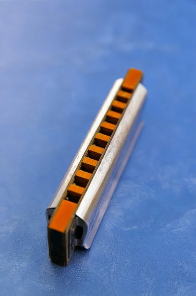 Gros plan d'un harmonica sur fond bleu — Photo