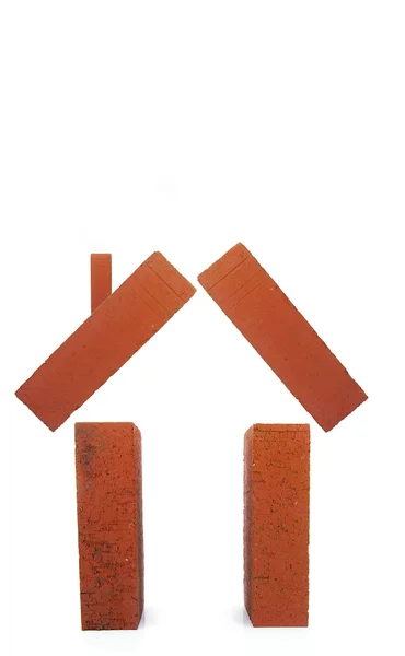 Rode bakstenen in de vorm van een huis, op wit — Stockfoto